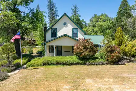 This historic Mariposa home was originally a stage stop built in 1848