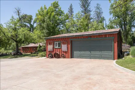 The garage is 652 sq feet including a 264 square foot office/rec room