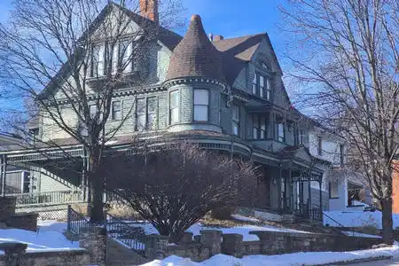 Hannibal B & B inn for sale